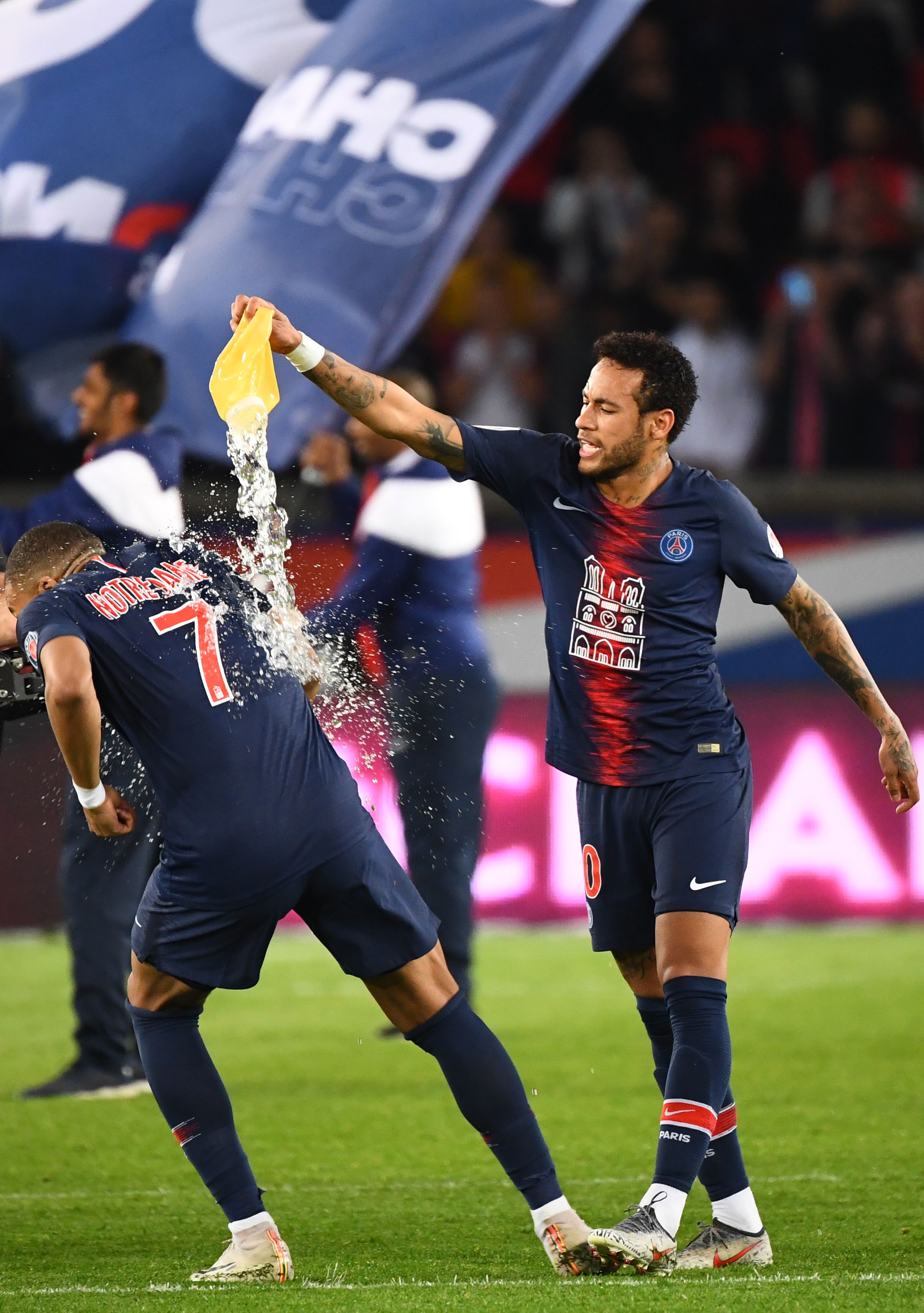 开始退役巡演？NBA官方为詹姆斯定制球衣，退役仪式倒计时